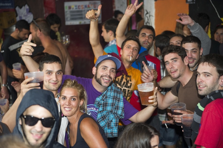 Ambiente en el Gaztetxe. (Juanan RUIZ / ARGAZKI PRESS)