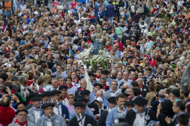 Egunsentiko Arrosarioaren prozesioa. (Juanan RUIZ/ARGAZKI PRESS)