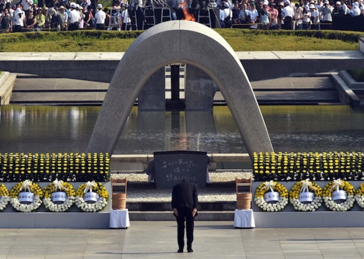 El primer ministro nipón, Shinzo Abe, rinde homenaje a las víctimas de la masacre nuclear. (Kazuhiro NOGI/AFP PHOTO)