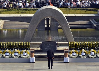 El primer ministro nipón, Shinzo Abe, rinde homenaje a las víctimas de la masacre nuclear. (Kazuhiro NOGI/AFP PHOTO)