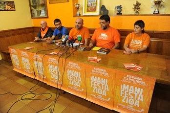 Rueda de prensa en Donostia para llamar a participar en la movilización del sábado. (ARGAZKI PRESS)