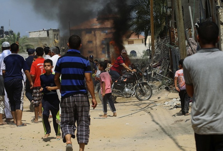 Palestinos juntandose cerca de la explosión en Rafah, en el sur de Gaza. (Said KHATIB/AFP)