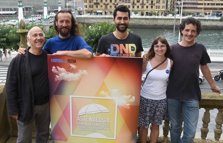 Easo Abesbatzako, Ama Birjinaren Koruko, eta Kalakan eta Oreka TX taldeetako kideak, Aste Nagusiko kartelarekin. (Andoni CANELLADA/ARGAZKI PRESS)