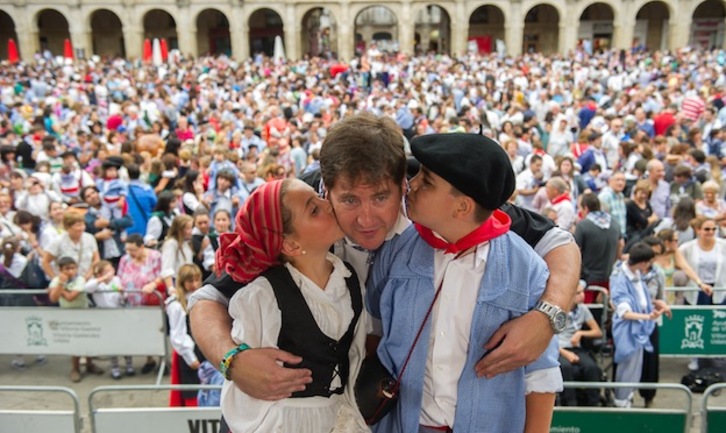 Zeledon eta neska txiki, Gorka Ortiz de Urbinarekin. (Juanan RUIZ / ARGAZKI PRESS)