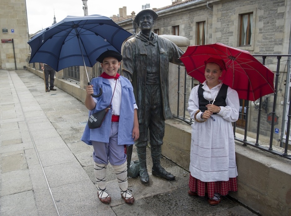 Obeko Fernández y Maider Pérez, junto a la estatua de Celedón. (Juanan RUIZ /ARGAZKI PRESS)