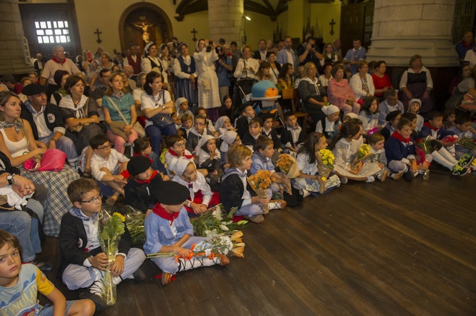 Ofrenda florar de los más pequeños. (Juanan RUIZ /ARGAZKI PRESS)