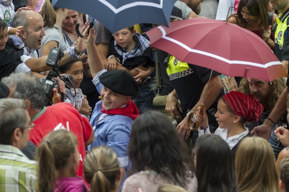 Celedón y Neska Txiki atraviesan la Plaza Nueva. (Juanan RUIZ /ARGAZKI PRESS)