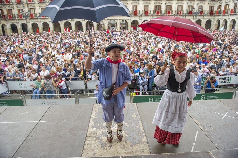 Celedón y Neska Txiki, sobre el escenario. (Juanan RUIZ /ARGAZKI PRESS)