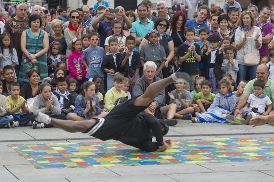Street dance. (Juanan RUIZ / ARGAZKI PRESS)