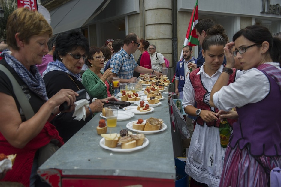 Reponiendo fuerzas. (Juanan RUIZ / ARGAZKI PRESS)