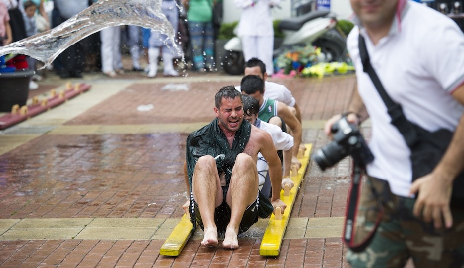 Unas peculiares regatas de traineras. (Juanan RUIZ / ARGAZKI PRESS)