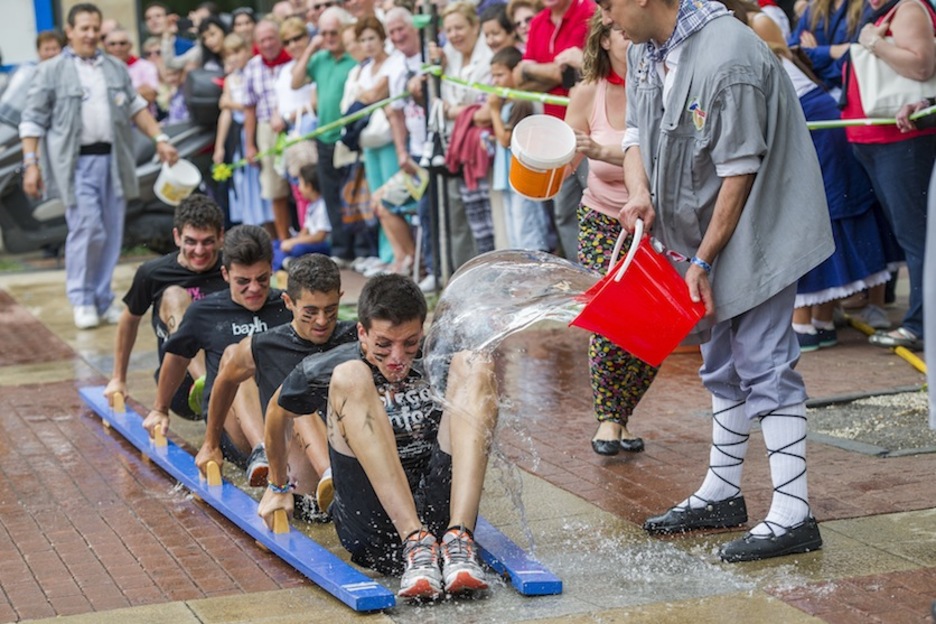 Unas peculiares regatas de traineras. (Juanan RUIZ / ARGAZKI PRESS)