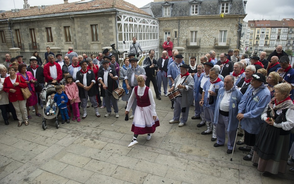 Ofrenda floral a la Virgen Blanca. (Juanan RUIZ/ ARGAZKI PRESS)