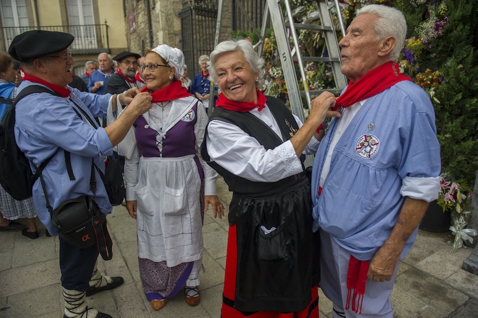 Ofrenda floral a la Virgen Blanca. (Juanan RUIZ/ ARGAZKI PRESS)