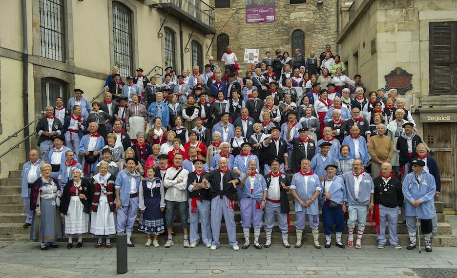 Foto de familia de los blusas y neskas veteranos. (Juanan RUIZ/ ARGAZKI PRESS)