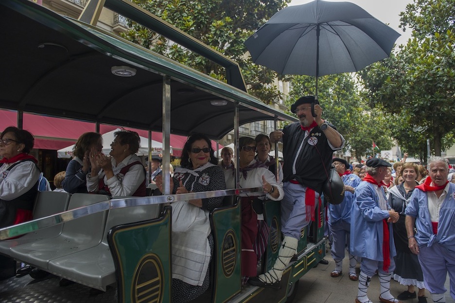 Paseillo de blusas y neskas veteranos. (Juanan RUIZ / ARGAZKI PRESS)