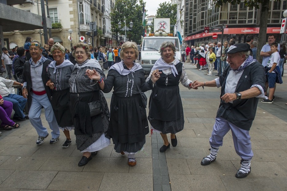 Paseillo de blusas y neskas veteranos. (Juanan RUIZ / ARGAZKI PRESS)
