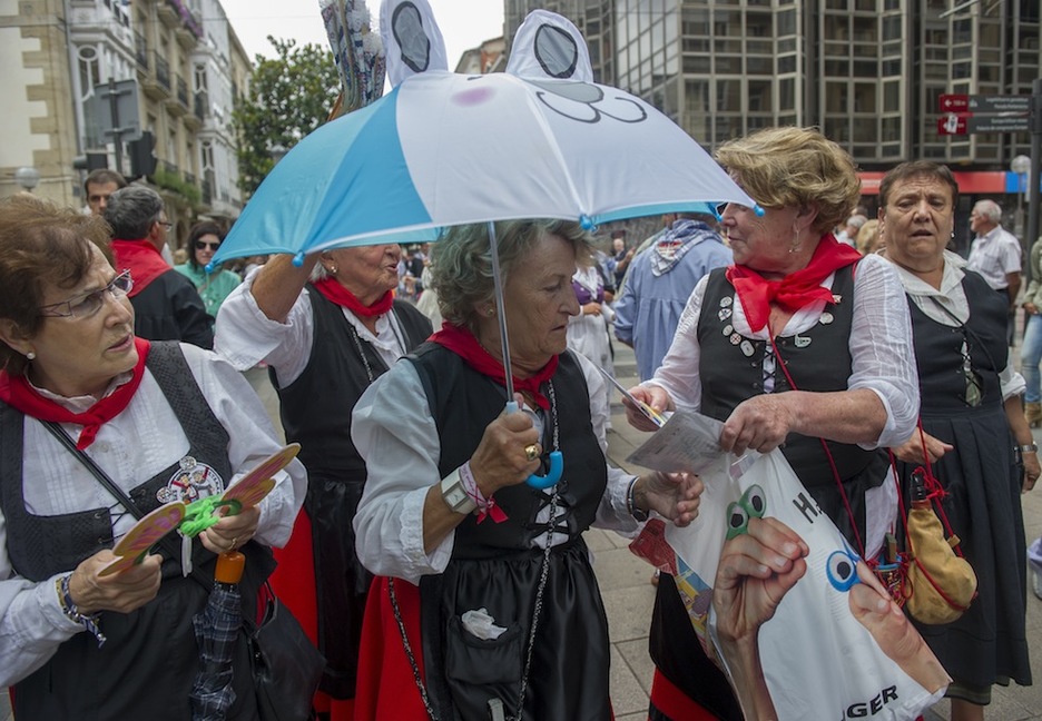 Paseillo de blusas y neskas veteranos. (Juanan RUIZ / ARGAZKI PRESS)