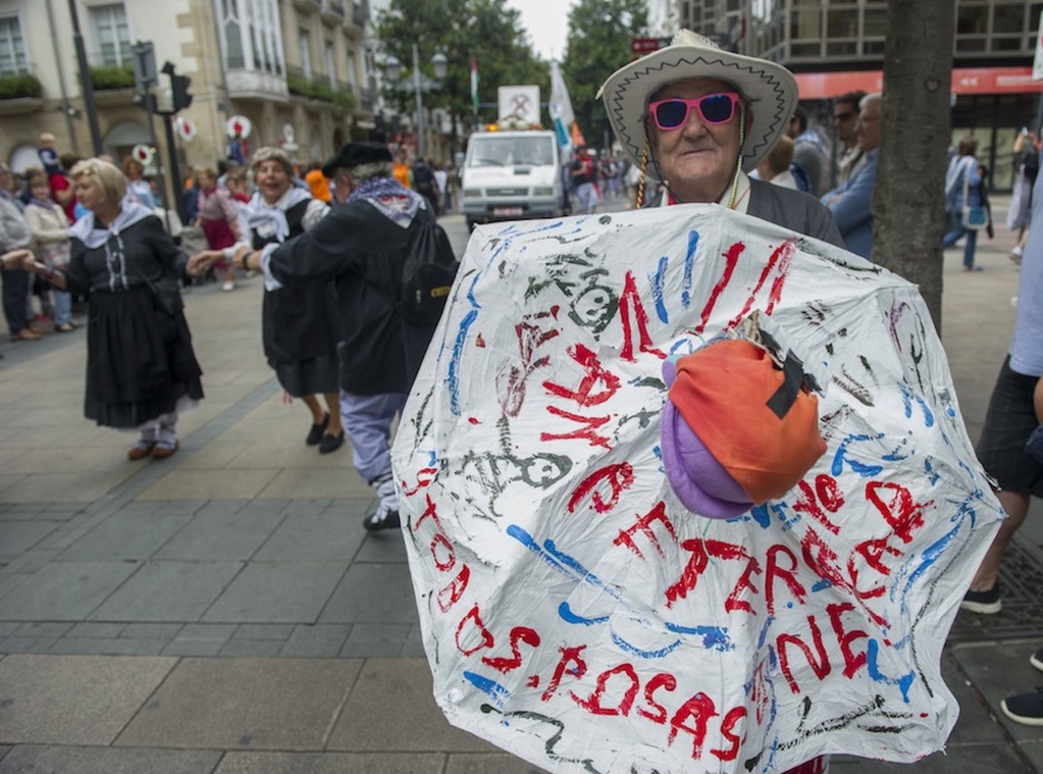 Paseillo de blusas y neskas veteranos. (Juanan RUIZ / ARGAZKI PRESS)