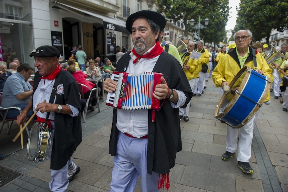 Paseillo de blusas y neskas veteranos. (Juanan RUIZ / ARGAZKI PRESS)