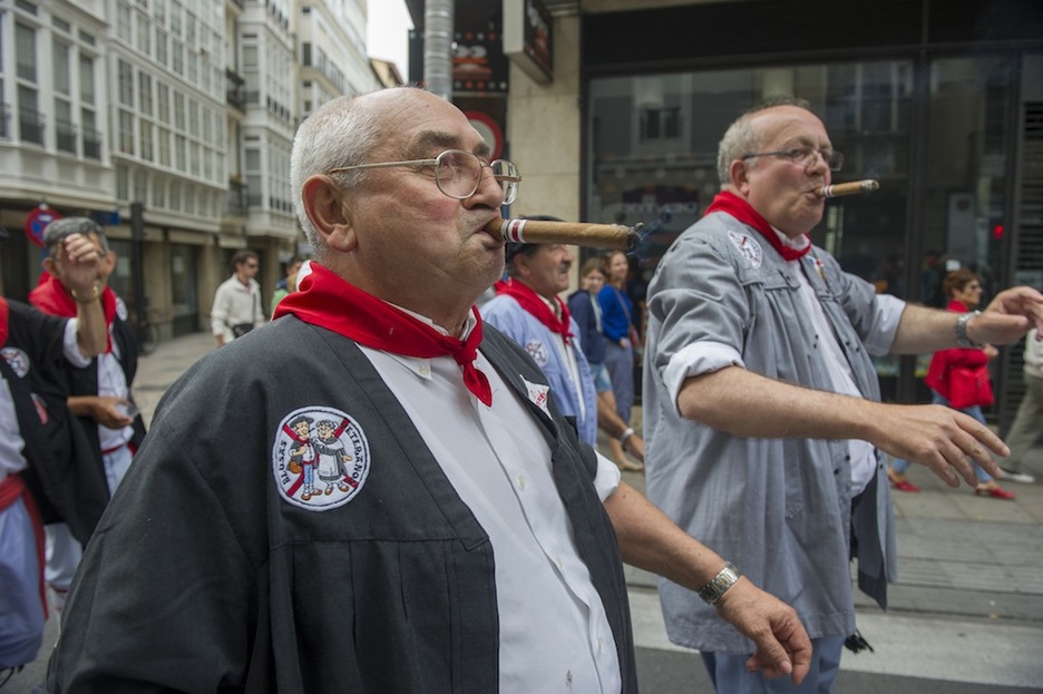 Paseillo de blusas y neskas veteranos. (Juanan RUIZ / ARGAZKI PRESS)
