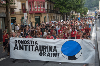 Cerca de un millar de personas ha participado en la manifestación. (Andoni CANELLADA / ARGAZKI PRESS)