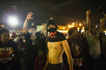 Protesta en Ferguson por el aniversario de la muerte de Brown. (Scott OLSON / AFP)