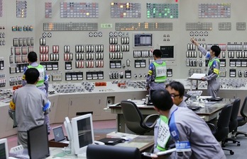 Operarios trabajan en el complejo Sendai. (AFP PHOTO)