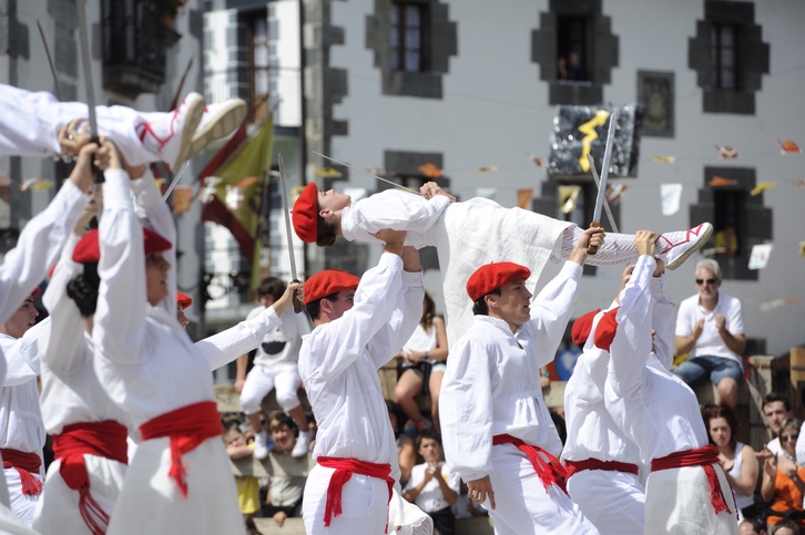 Ezpata dantzariak Leitzan. (NAIZ)