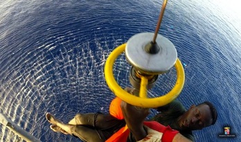 Imágenes del rescate, facilitadas por la Marina italiana. (AFP PHOTO)