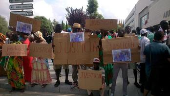 Protesta de la comunidad senegalesa en Salou. (@EdgarFdz)