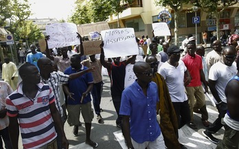 Protesta en Salou ante la muerte de Mor Sylla. (Quique GARCIA / AFP)