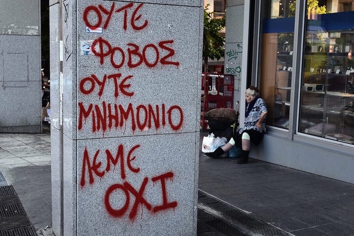 Pintada contra el acuerdo: «No miedo, no al acuerdo de rescate, decimos NO». (Louisa GOULIAMAKI / AFP)