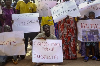 Protesta en Salou ante la muerte de Mor Sylla. (Quique GARCIA / AFP)