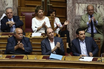 El Parlamento ha votado a favor del tercer rescate tras una maratoniana sesión. (Panayiotis TZAMAROS/AFP PHOTO)
