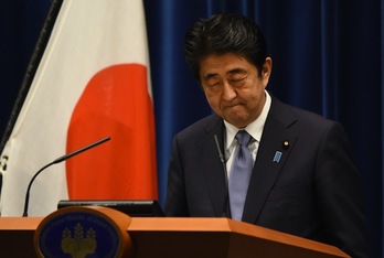 El primer ministro de Japón, Shinzo Abe, durante su alocución. (Toru YAMANAKA/AFP PHOTO)
