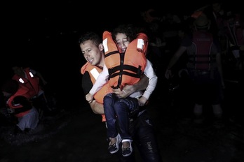 Un grupo de migrantes, a su llegada a la isla griega de Kos. (Angelos TZORTZINIS/AFP PHOTO)