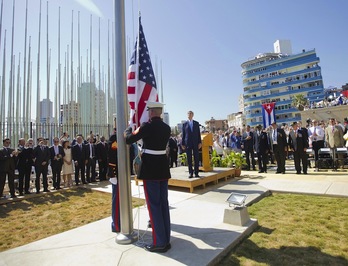 Tres marines estadounidenses izan la bandera en La Habana, ante la presencia de John Kerry. (Pablo MARTÍNEZ MONSIVAIS / AFP)