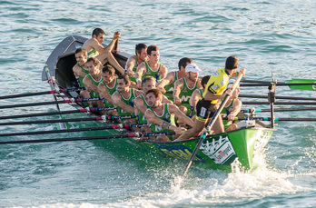 Hondarribiako trainera indartsuen Zarautzen. (Gorka RUBIO /ARGAZKI PRESS)