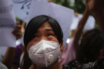 Una mujer llora durante una protesta por la gestión del accidente. (AFP PHOTO)
