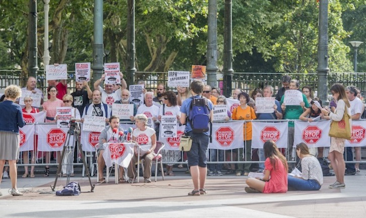 Imagen de una comparecencia de la plataforma Stop Desahucios. (Gorka RUBIO/ARGAZKI PRESS)