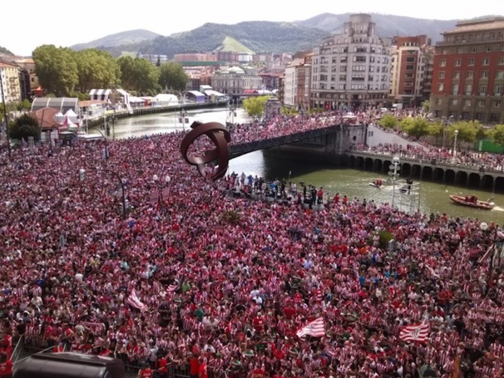 Miles de personas, ante el Ayuntamiento de Bilbo. (@bzarrabeitia)