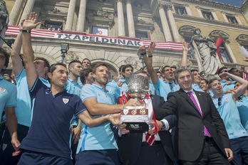 Gurpegi con la Supercopa de 2015 saluda desde el Ayuntamiento de Bilbo. (Marisol RAMIREZ / FOKU)