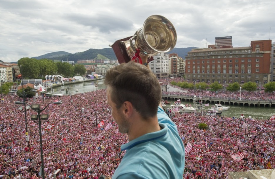 Gurpegi ofrece la Supercopa a la afición desde un balcón del Ayuntamiento. (Marisol RAMÍREZ / ARGAZKI PRESS)