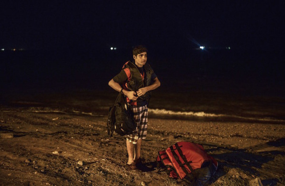 Ez dute beti helburua lortzen. Bodrum (Turkia) hirikoa da argazki hau, Greziarako saiakeran porrot egin eta itzuli den gaztearena. (Bulent KILIC | AFP) Ez dute beti helburua lortzen. Bodrum (Turkia) hirikoa da argazki hau, Greziarako saiakeran porrot egin eta itzuli den gaztearena. (Bulent KILIC | AFP)