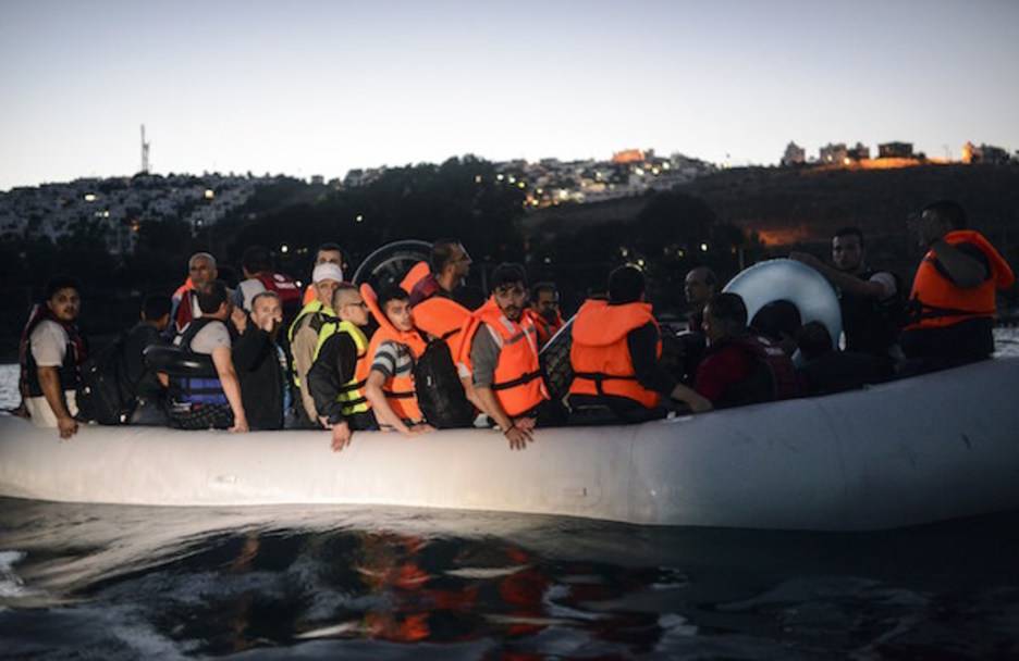 Turkiar poliziak dira lehen oztopoa Bodrum (argazkian) utzi eta Greziara igarotzeko. (Bulent KILIC | AFP) Turkiar poliziak dira lehen oztopoa Bodrum (argazkian) utzi eta Greziara igarotzeko. (Bulent KILIC | AFP)