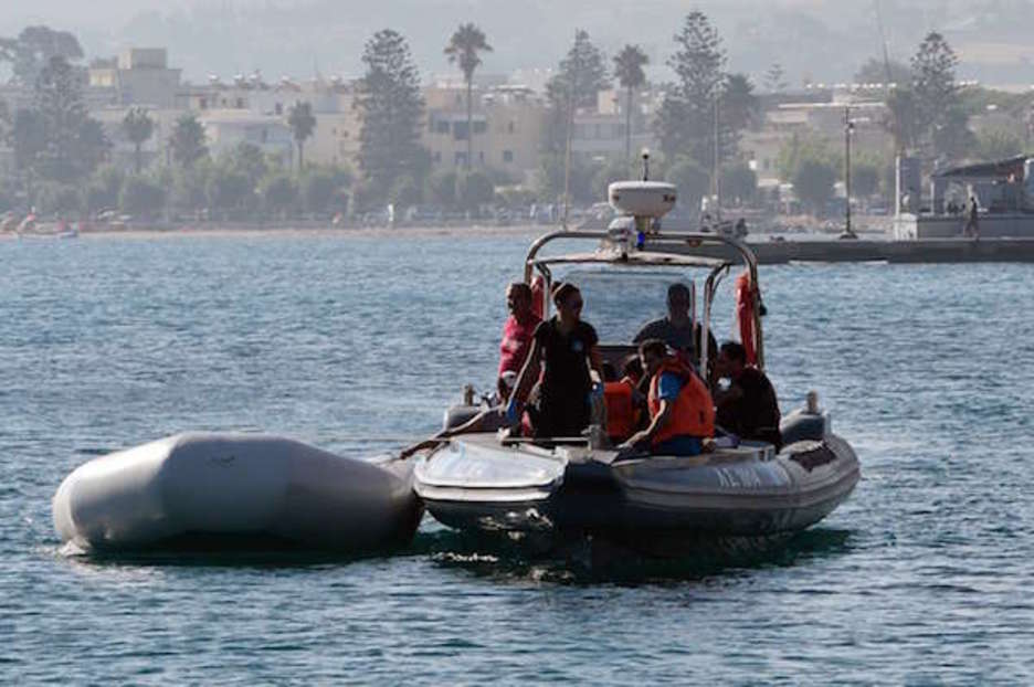 Greziar kosta zaindariak iheslarien ontzi bat uretan atxiki ostean. (Louisa GOULIAMAKI | AFP) Greziar kosta zaindariak iheslarien ontzi bat uretan atxiki ostean. (Louisa GOULIAMAKI | AFP)