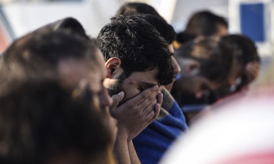 Ontziak pott egin ostean hartu zituen poliziak hauek. Etsita, ia ito direlako, baina baita helburua ez dutelako lortu ere (Bulent KILIC | AFP) Ontziak pott egin ostean hartu zituen poliziak hauek. Etsita, ia ito direlako, baina baita helburua ez dutelako lortu ere (Bulent KILIC | AFP)