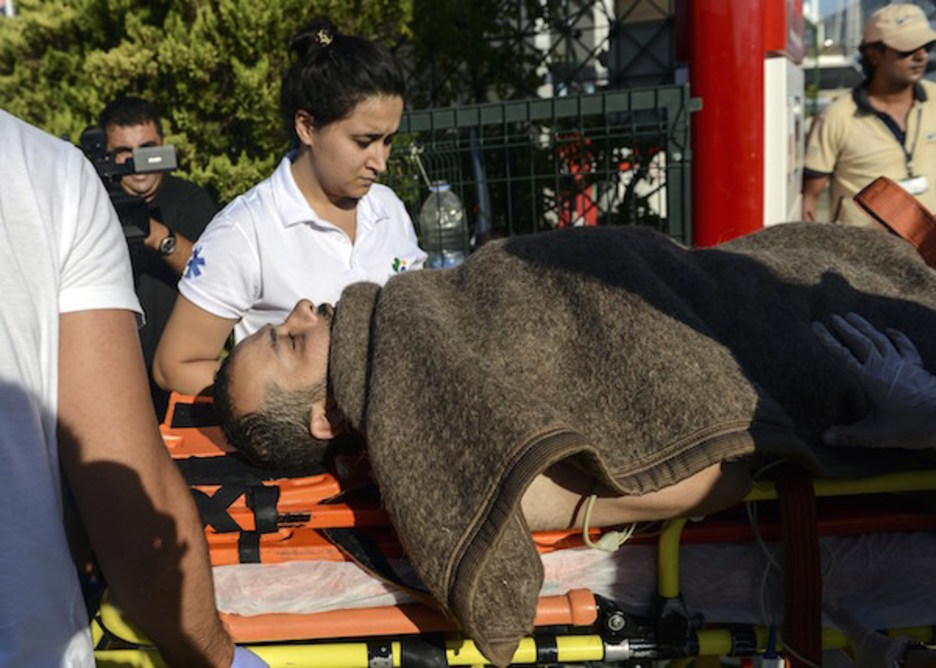 Hondoratu zen ontzi bereko beste bidaiari bat Turkiako Bodrum hirian (Bulent KILIC | AFP) Hondoratu zen ontzi bereko beste bidaiari bat Turkiako Bodrum hirian (Bulent KILIC | AFP)