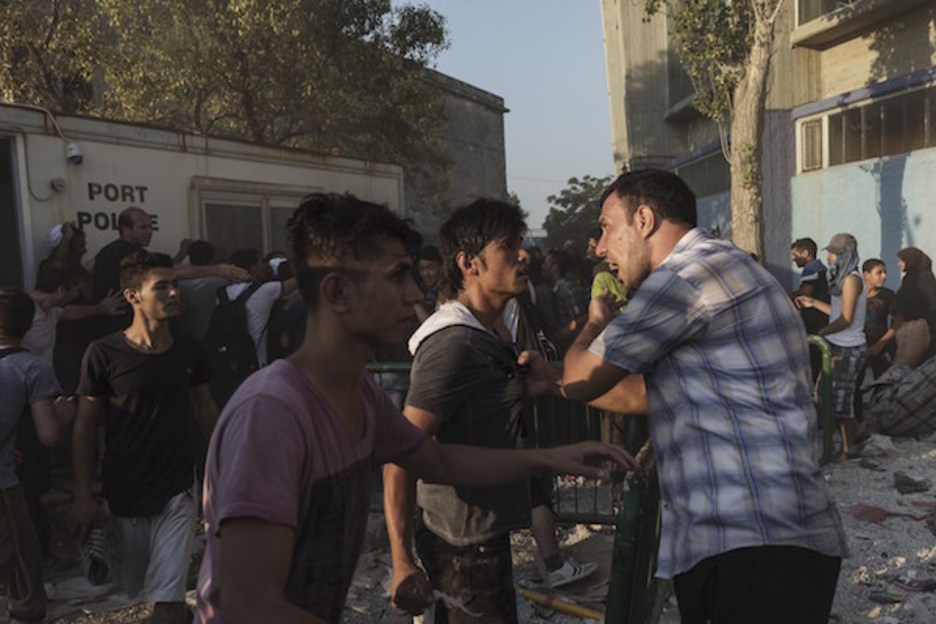 Ezinak tentsioa dakar. Lebos irla da hau, kontinentera igaro ahal izateko izena emateko orduan izandako liskar baten ostea (Achilleas ZAVALLIS | AFP) Ezinak tentsioa dakar. Lebos irla da hau, kontinentera igaro ahal izateko izena emateko orduan izandako liskar baten ostea (Achilleas ZAVALLIS | AFP)